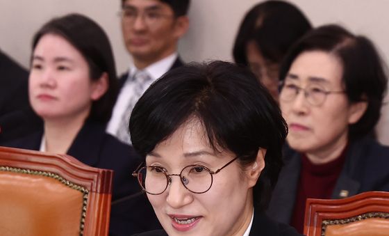 의원 질의 답변하는 원민경 장관