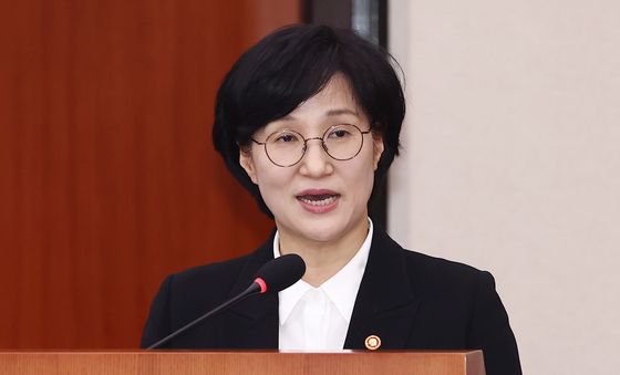 국회서 업무보고 하는 원민경 장관