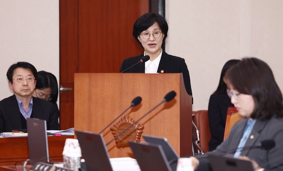 국회서 업무보고 하는 원민경 장관