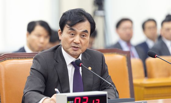 국방위 답변하는 안규백 장관