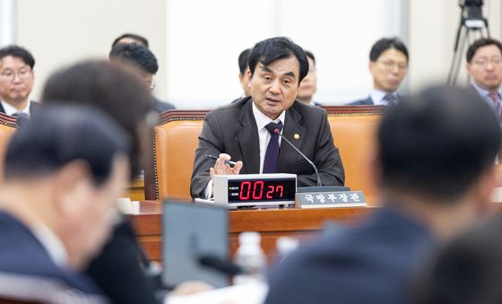 답변 이어가는 안규백 국방부 장관