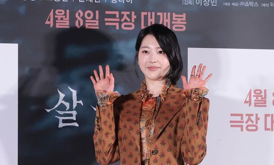 포즈 취하는 장다아