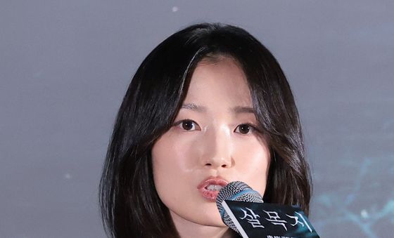 취재진 질문에 답하는 김혜윤