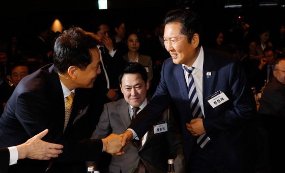 오세훈 서울시장과 인사 나누는 정청래 민주당 대표