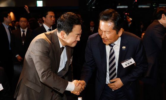 손 맞잡은 여야 대표