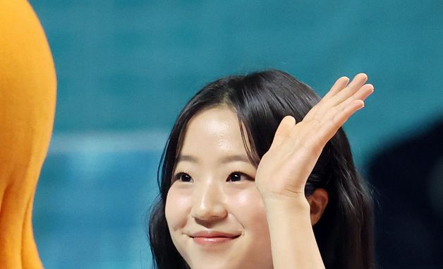 미소 짓는 신유빈