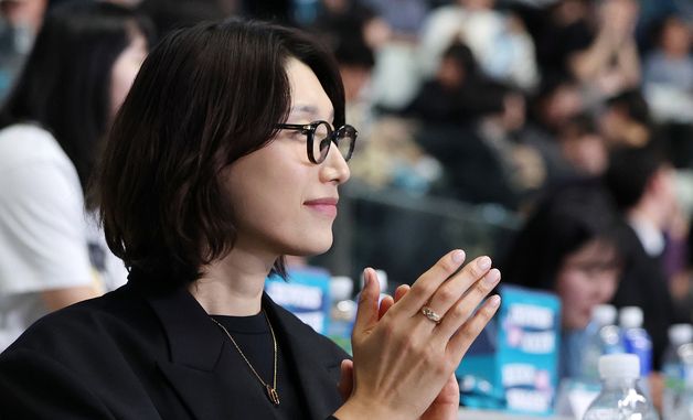 경기 지켜보는 '배구 여제' 김연경