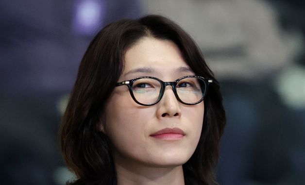 경기 지켜보는 '배구 여제' 김연경