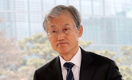 출근하는 조희대 대법원장