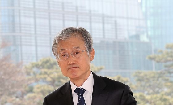 출근하는 조희대 대법원장