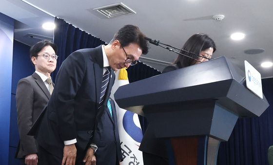 고개 숙여 인사하는 김민석 국무총리