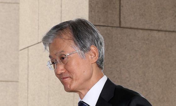 출근하는 조희대 대법원장