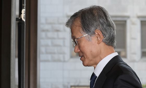 출근하는 조희대 대법원장