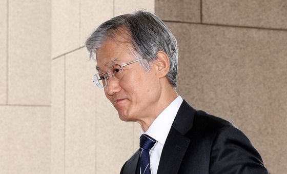 출근하는 조희대 대법원장