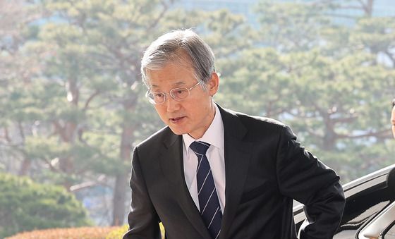 출근하는 조희대 대법원장