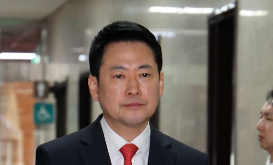 원내대표실로 이동하는 장동혁 대표