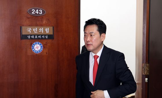 원내대표실로 발걸음 옮기는 장동혁 대표