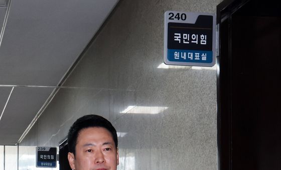 원내대표실 나서는 장동혁 대표