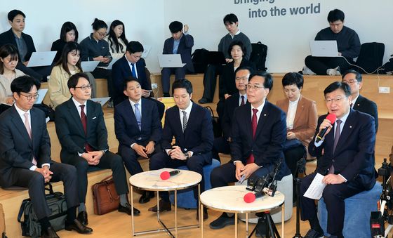 디지털자산 과세제도 개선 관련 현장 간담회 인사말 하는 정점식 정책위의장