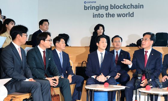 가상자산 거래소 대표들과 대화 나누는 송언석 원내대표