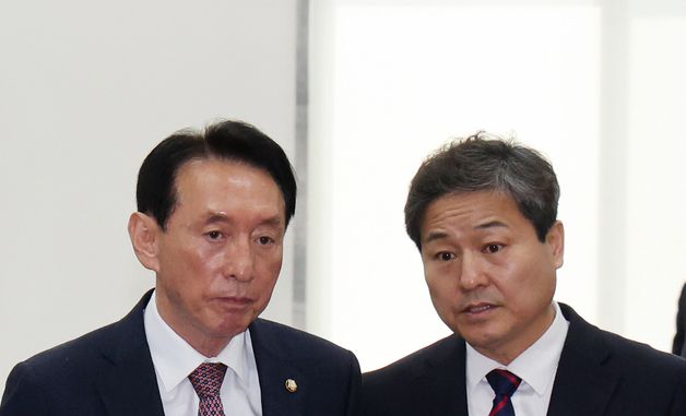 대화 나누는 김석기·김영배