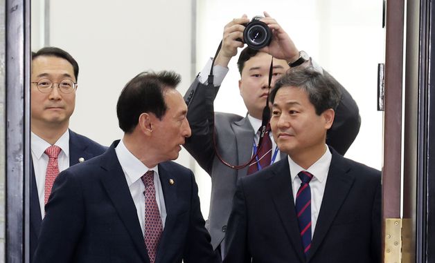 손 잡고 대화하는 與·野