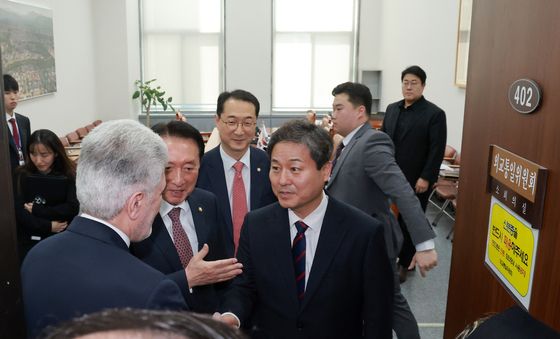 국회 외통위 찾은 주한이란대사