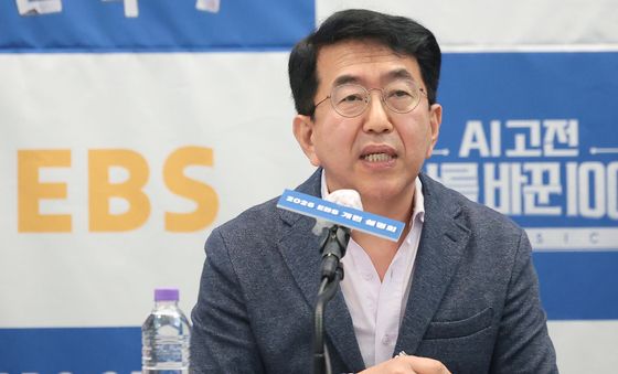 취재진 질문에 답하는 김광호 센터장