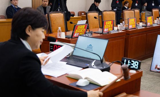 국민의힘 퇴장 속 의결하는 서영교 위원장