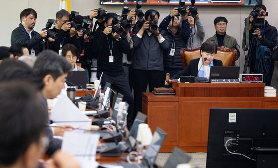 의사봉 두드리는 서영교 위원장