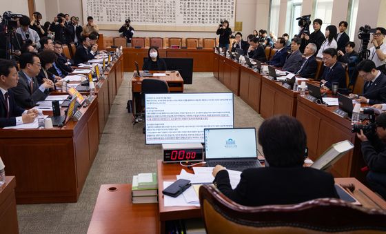 국회법 해설서 내용 설명하는 서영교 위원장