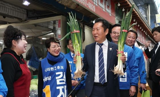 정청래 대표 '파를 두 손에 들면 양파'