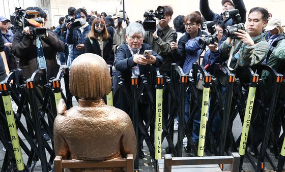 정의연, 평화의 소녀상 바리케이드 철거 추진
