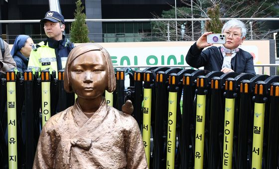 소녀상 점검하는 김서경 작가