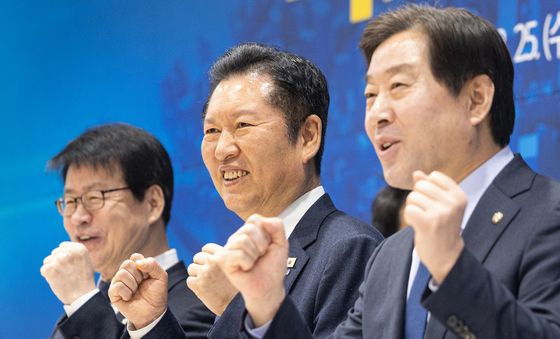 두 주먹 쥔 정청래 대표