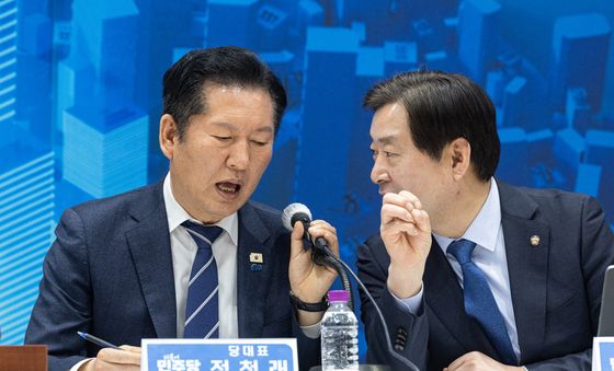 황명선 최고위원과 대화하는 정청래 대표