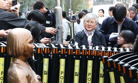 취재진 질문에 답변하는 김서경 평화의 소녀상 제작자