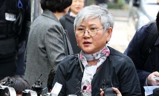 취재진 질문에 답변하는 김서경 작가