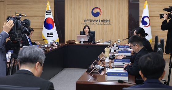 개인정보보호위원회 전체회의 주재하는 송경희 위원장