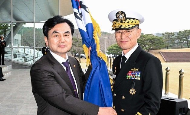 김경률 신임 해군참모총장에게 해군기 수여하는 안규백 장관