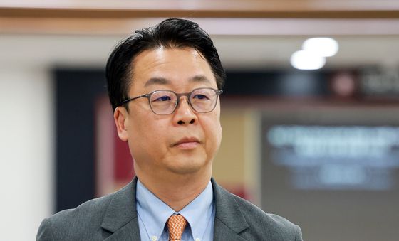 헌법재판소 민원실로 들어서는 곽규택 의원