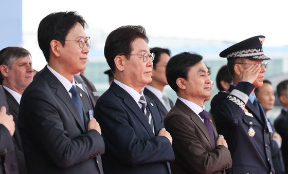 이재명 대통령, KF-21 양산 1호기 출고식 국민의례