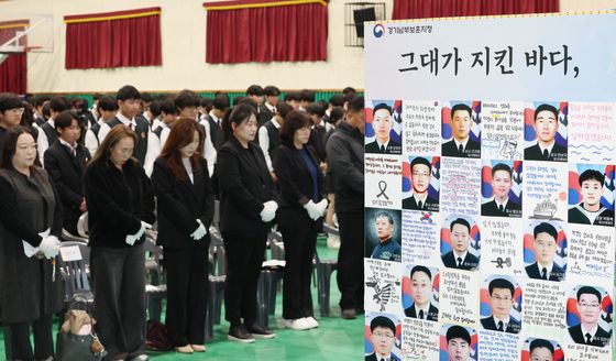 서해수호 55용사를 기리며 묵념하는 내빈들