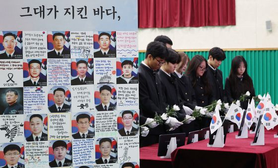 서해수호 55용사를 기리며 묵념하는 학생들