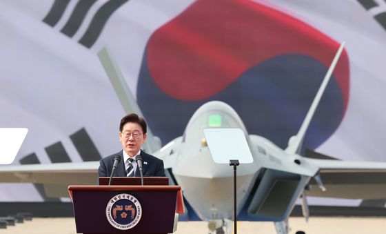 KF-21 양산 1호기 출고식 격려사하는 이재명 대통령