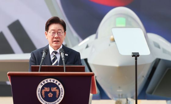 이재명 대통령, KF-21 양산 1호기 출고식 격려사