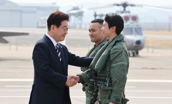 조종사 격려하는 이재명 대통령