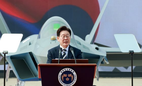 KF-21 양산 1호기 출고식 격려사하는 이재명 대통령