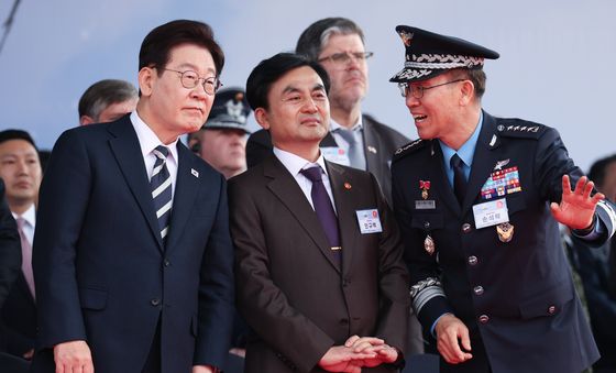 손석락 궁군참모총장 설명 듣는 이재명 대통령