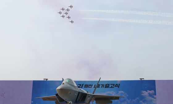 KF-21 양산 1호기 출고식 '블랙이글스 축하 비행'